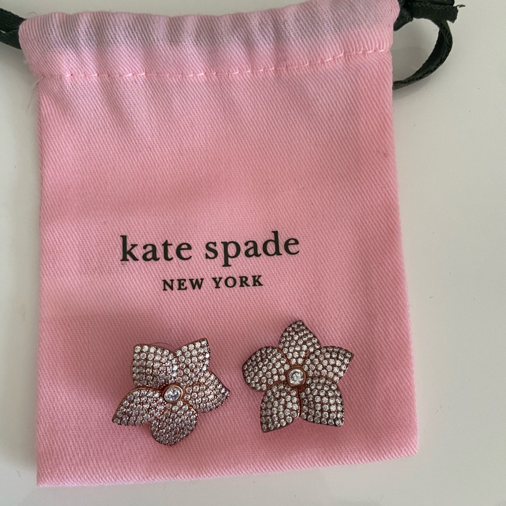 Kate Spade Rose Gold Blooming Pave' Flower Button Stud Earrings
WBRUF839
